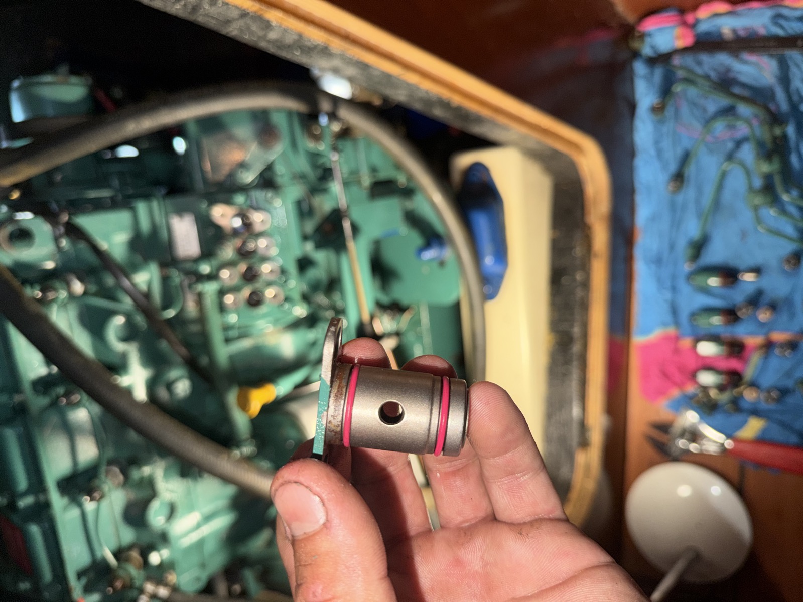 Injection pump delivery valve holder with new seals, held against a Volvo Penta D2-55